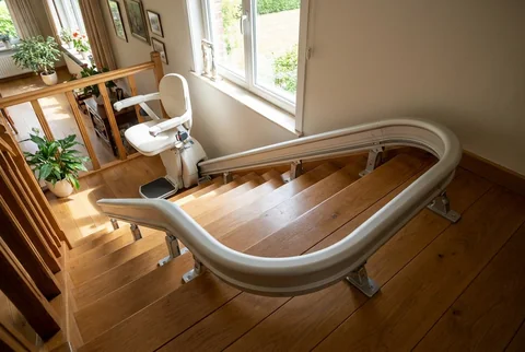 Bochtige traplift op maat voor een trap met bocht